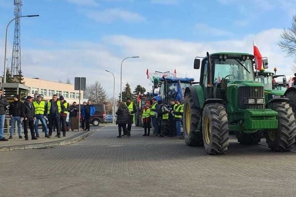 Poland farmers protest grain