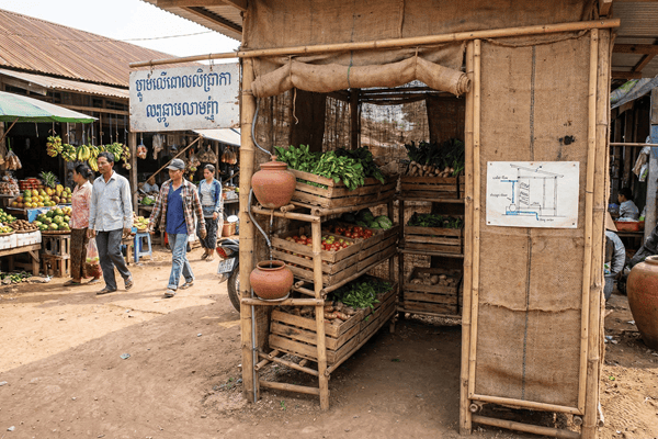 Electricity-free evaporative cooling storage unit used for vegetables and fruits at a retail outlet